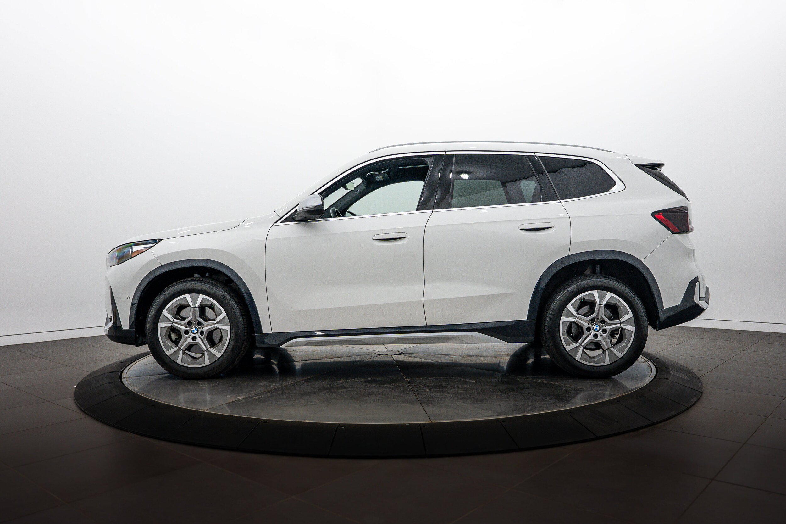 Used 2023 BMW X1 xDrive28i w/ Convenience Package AWD/4WD image 7