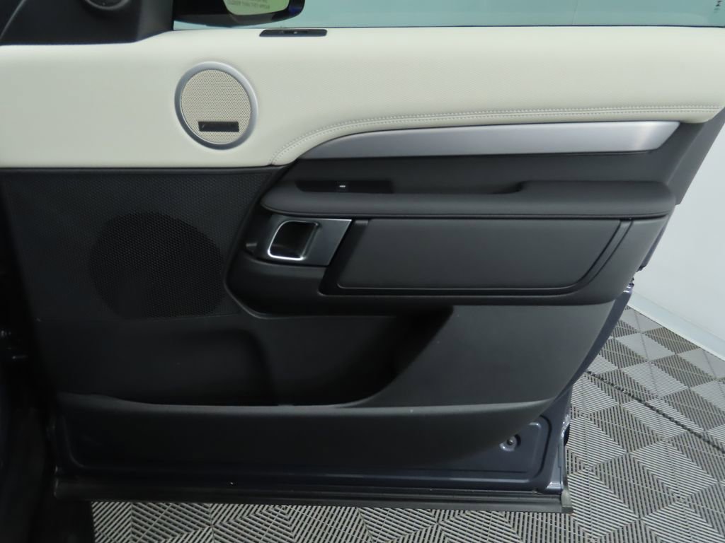 Used 2024 Land Rover Discovery Dynamic SE image 26