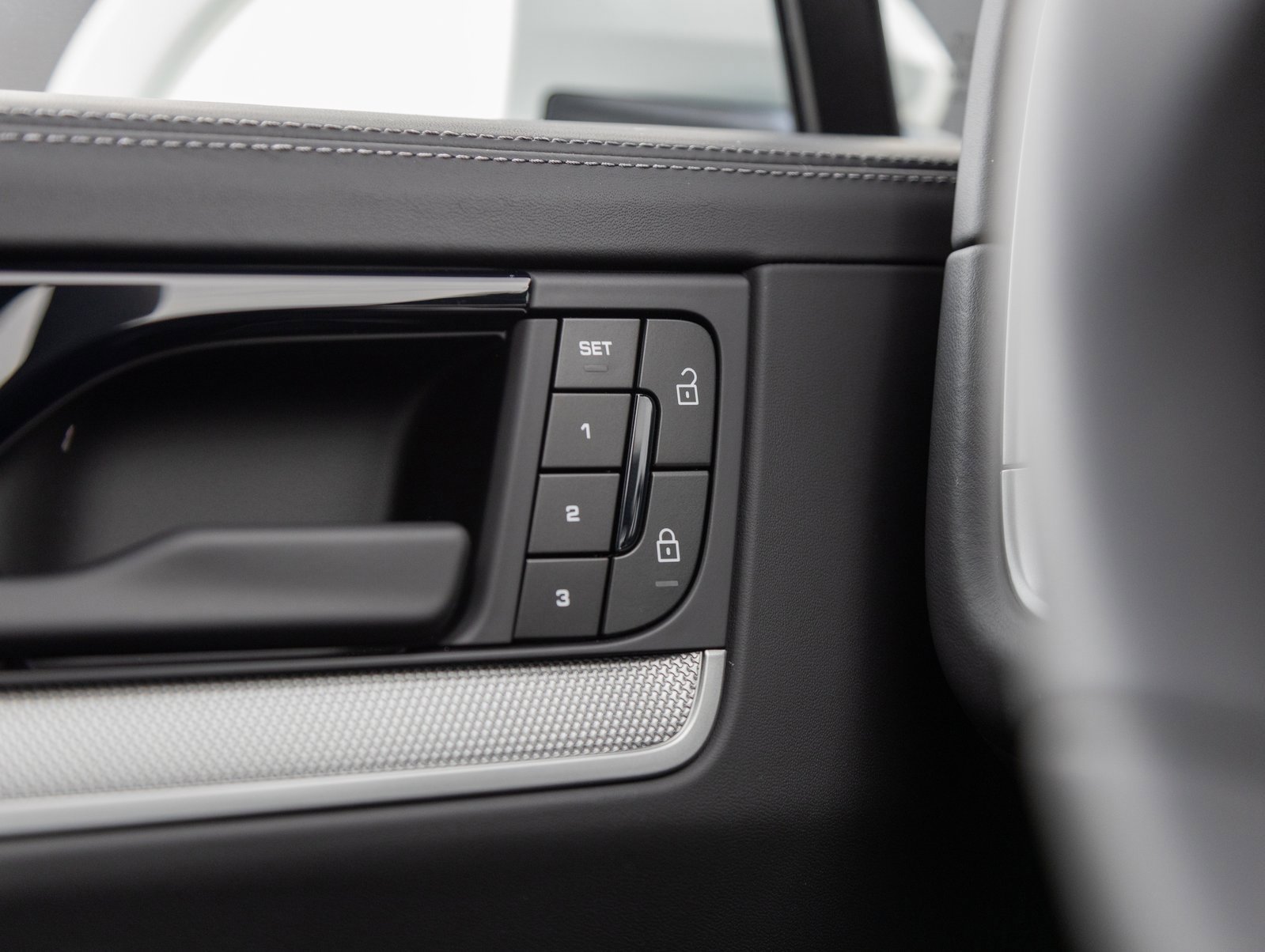 Used 2025 Porsche Cayenne S image 19