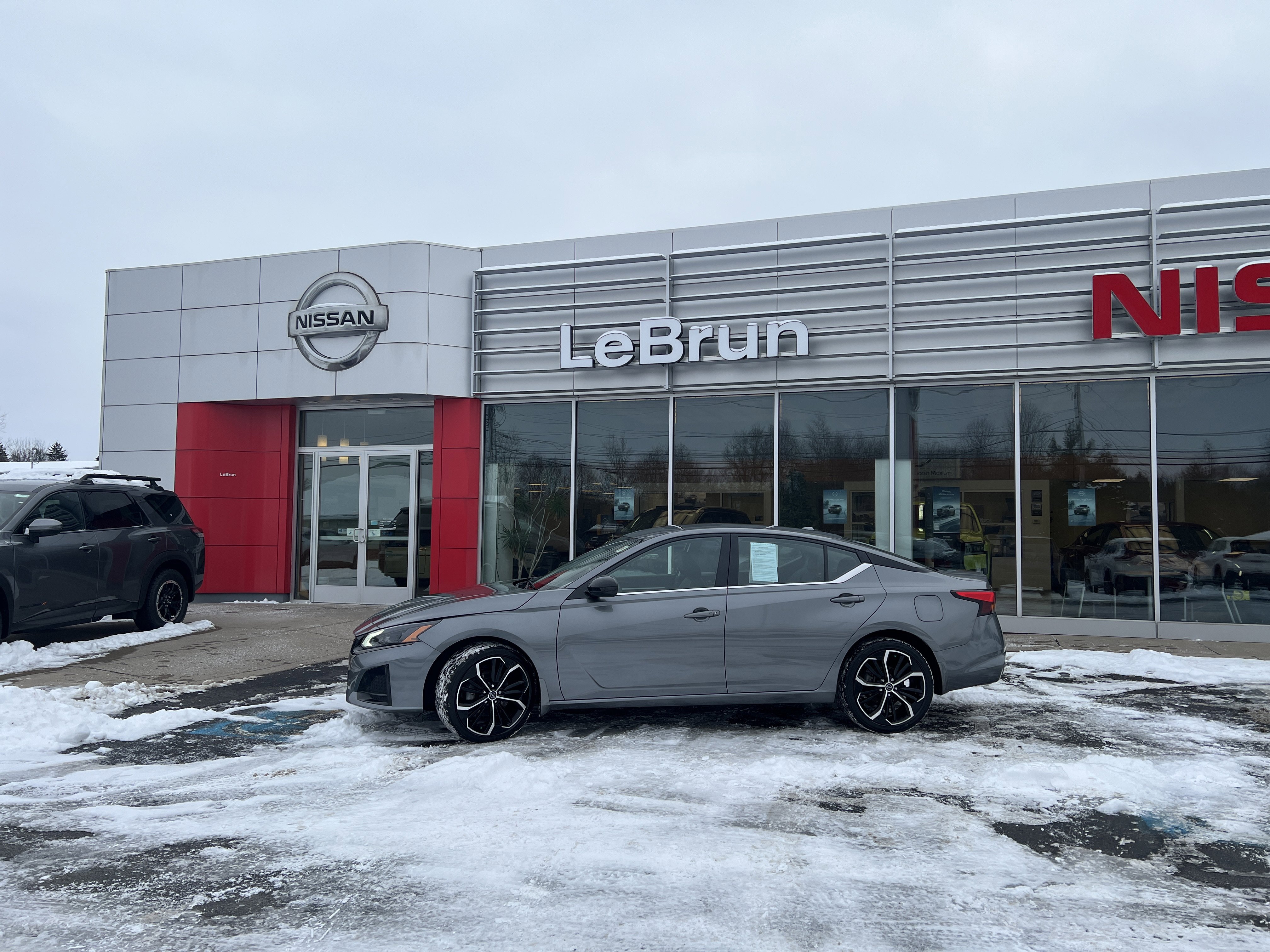 Used 2023 Nissan Altima 2.5 SR w/ SR Premium Package image 2