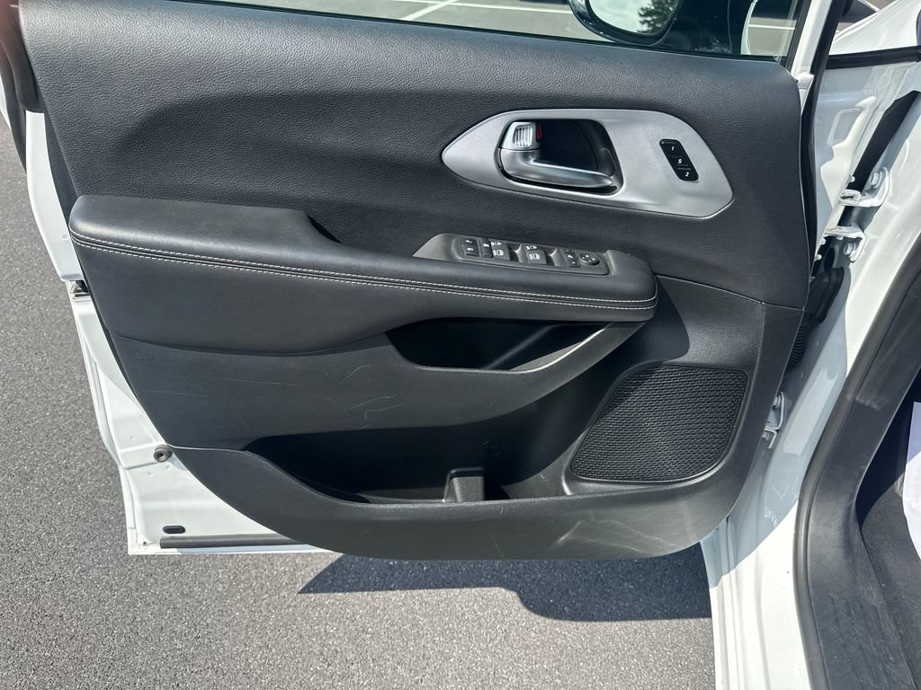 Used 2025 Chrysler Pacifica Limited FWD image 15
