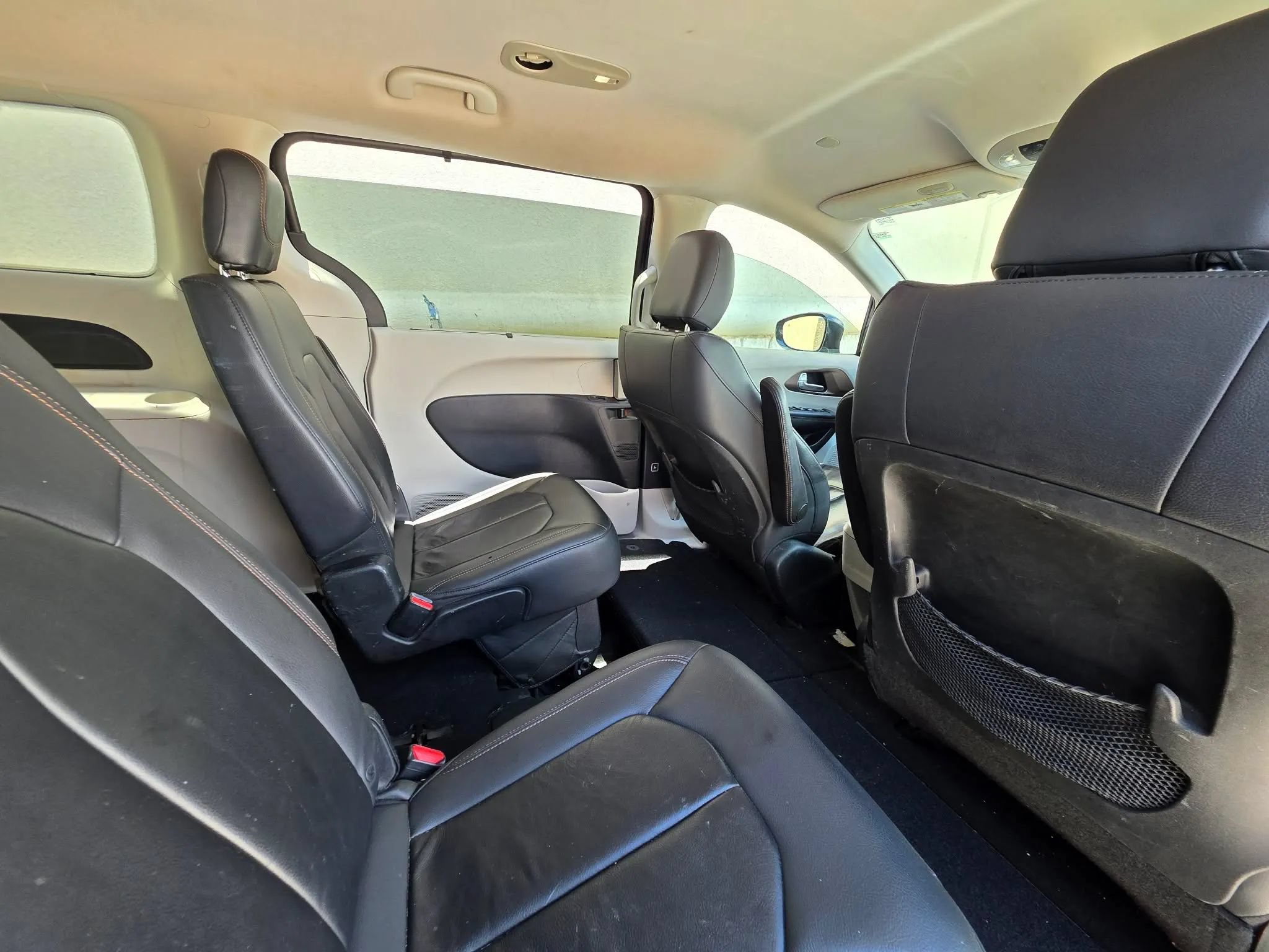 Used 2017 Chrysler Pacifica Touring-L w/ Tire & Wheel Group FWD image 16