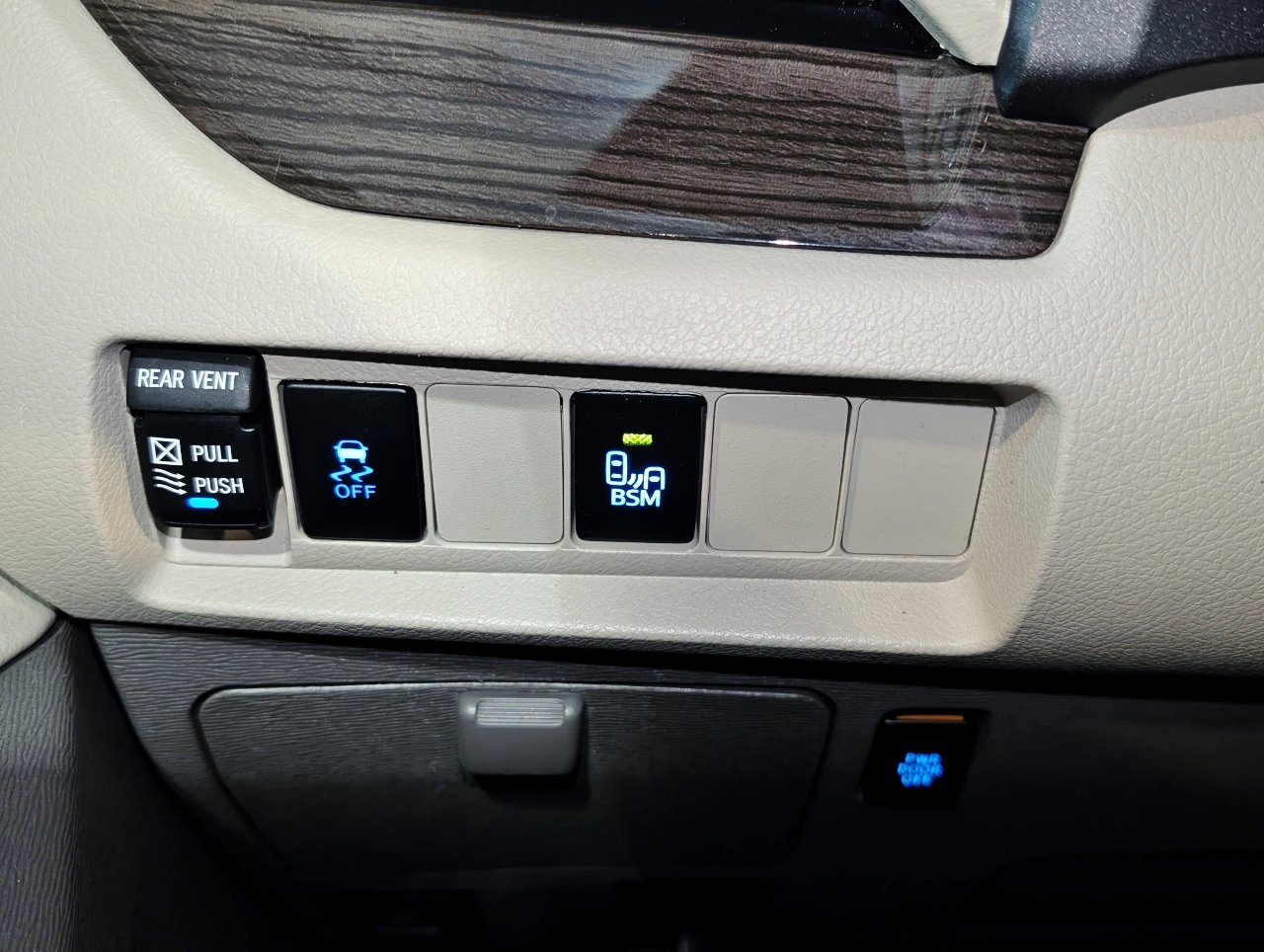 Used 2017 Toyota Sienna XLE image 43