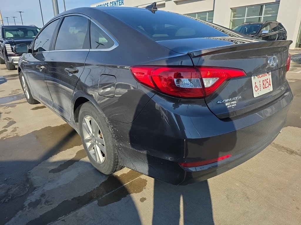 Used 2015 Hyundai Sonata SE image 2
