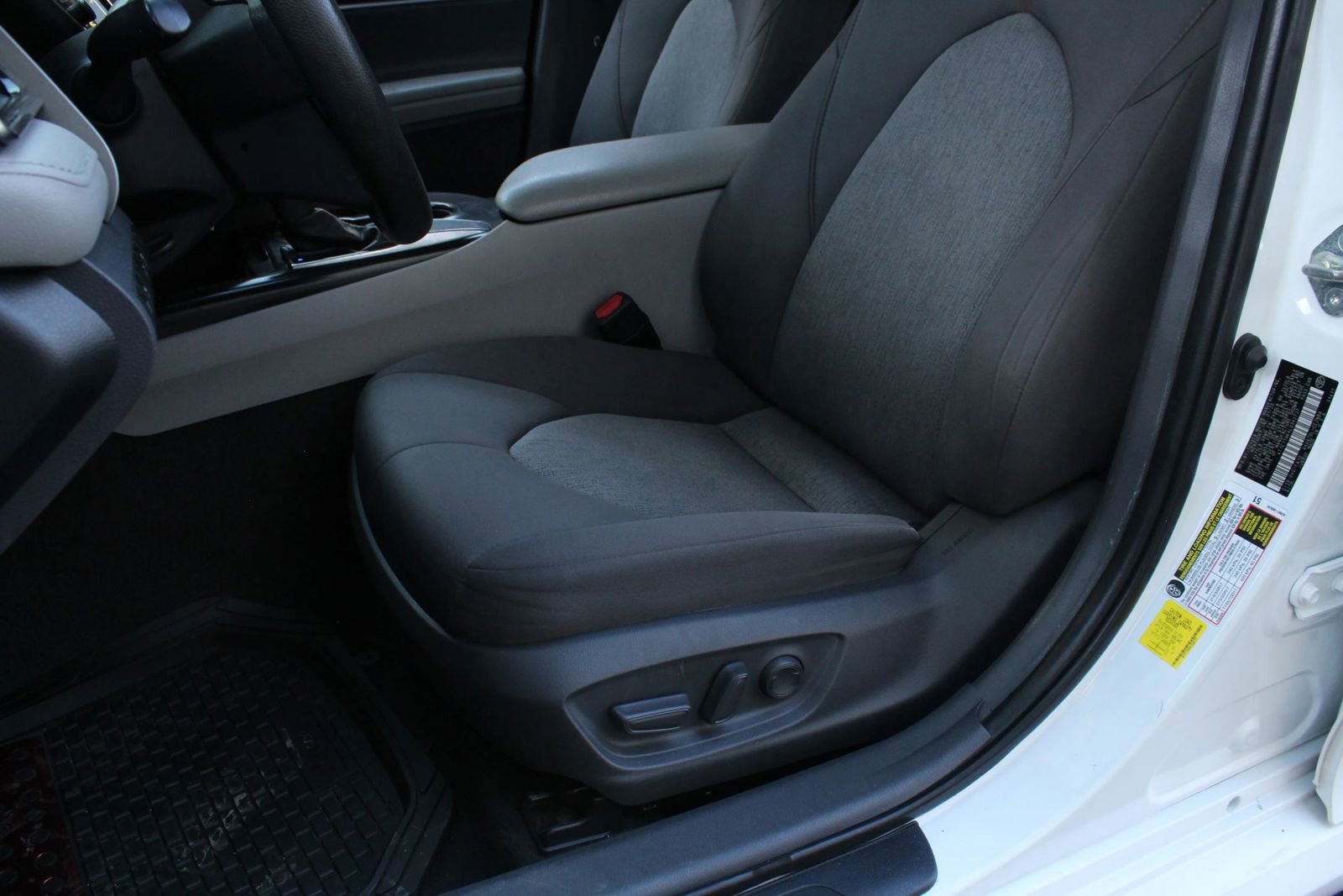 Used 2020 Toyota Camry LE FWD image 17
