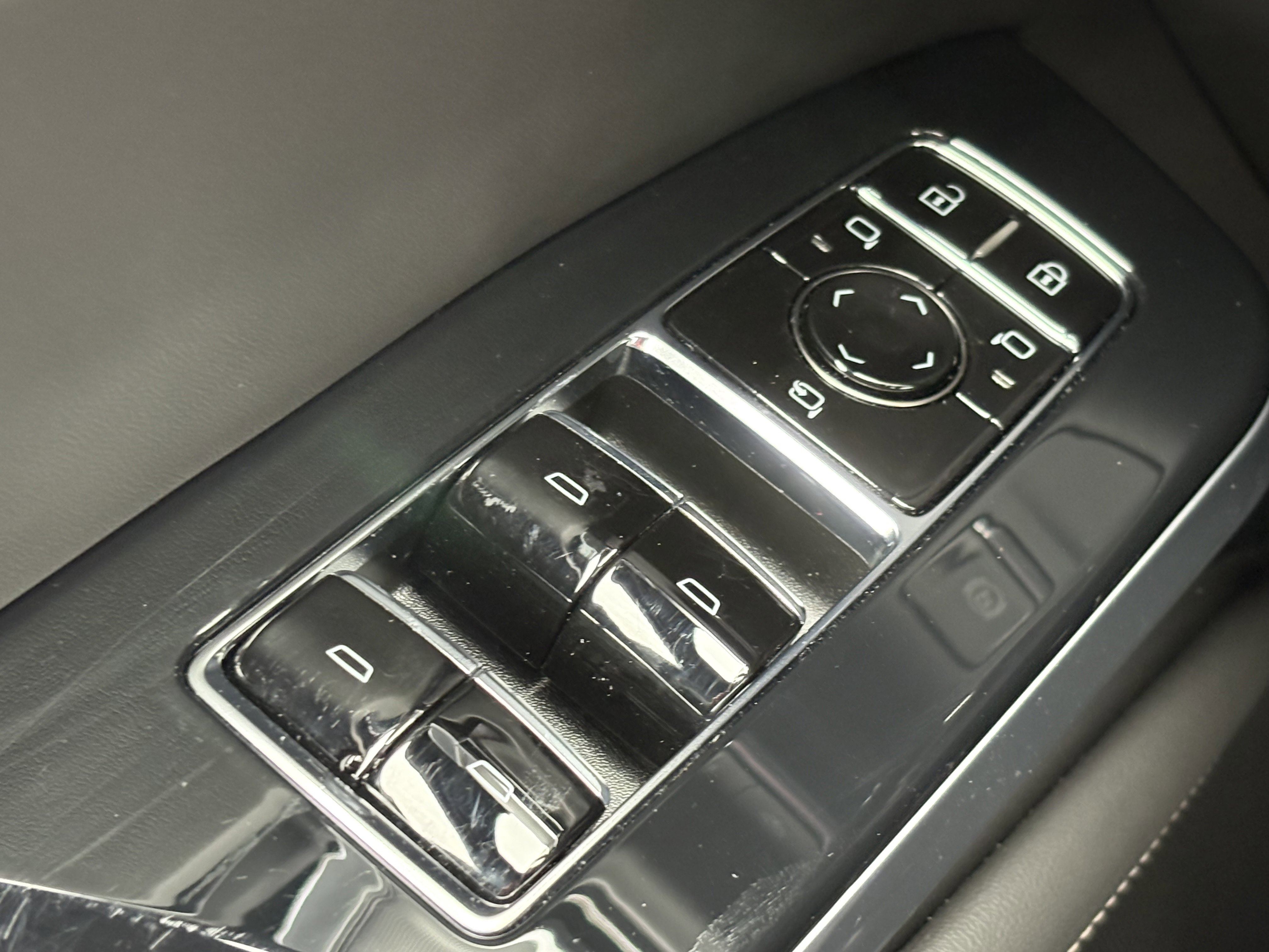 Used 2025 Cadillac Escalade V w/ LPO, ONYX Package image 35