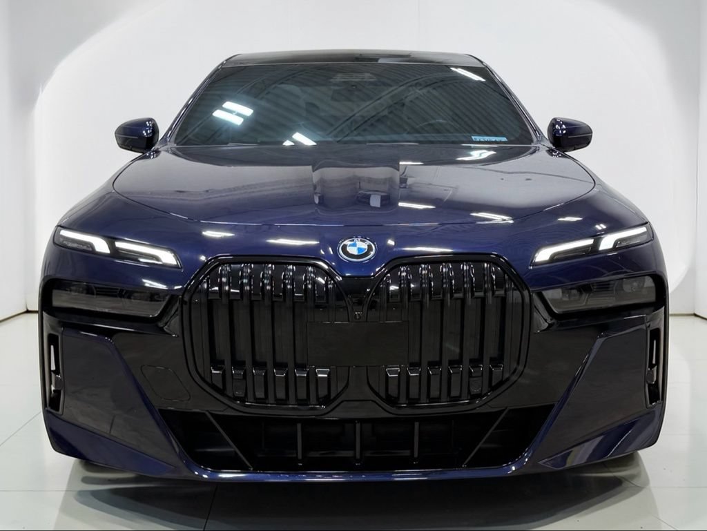 Used 2023 BMW i7 xDrive60 AWD/4WD image 9