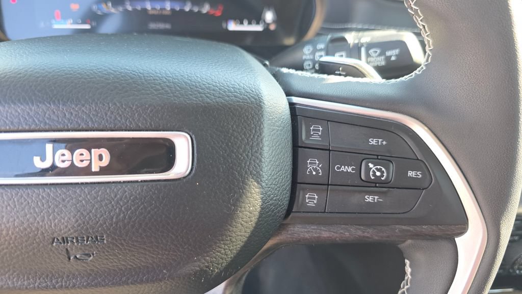 Used 2023 Jeep Grand Cherokee Limited AWD/4WD image 15