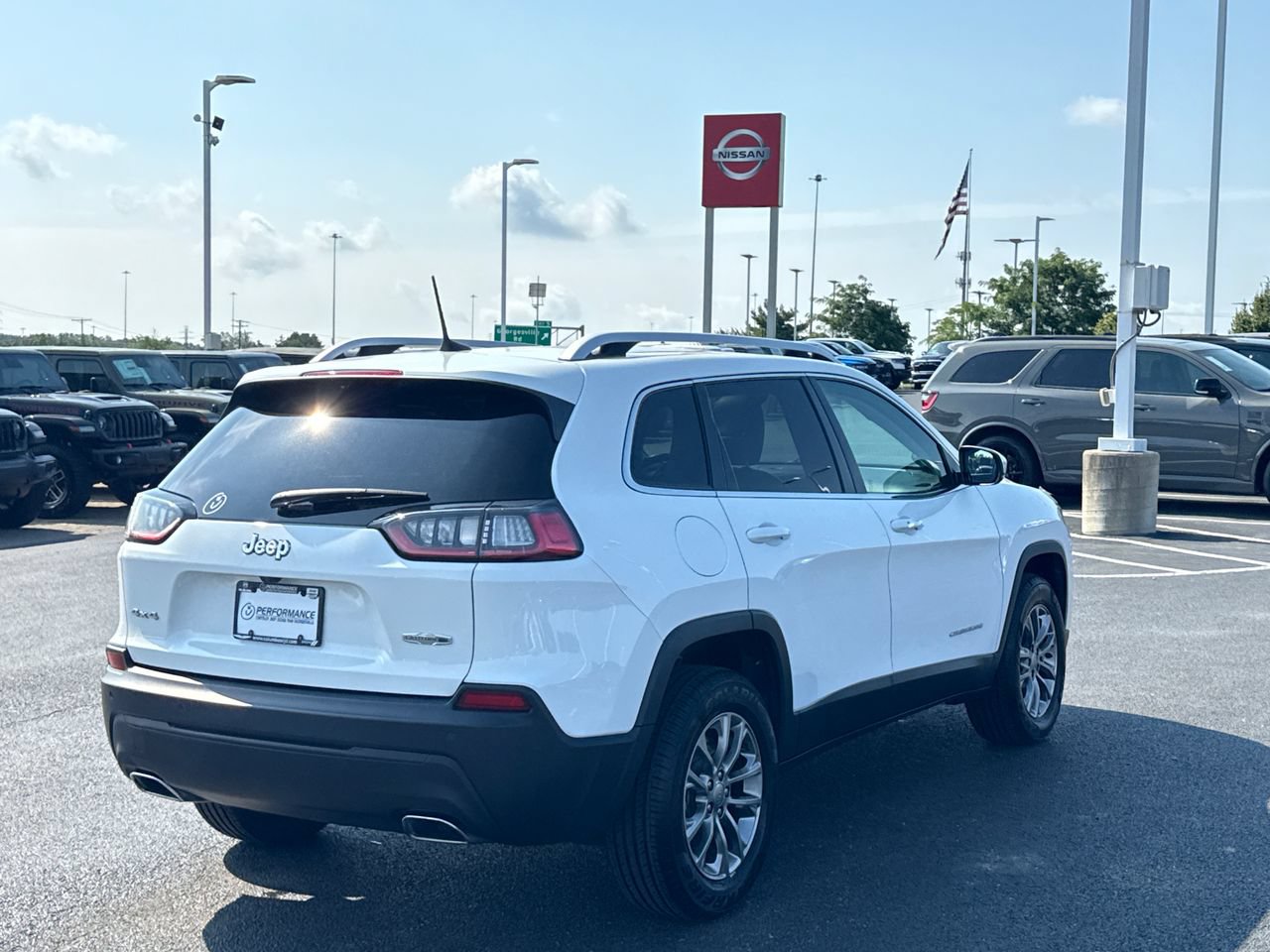 Used 2020 Jeep Cherokee Latitude Plus w/ Cold Weather Group AWD/4WD image 3