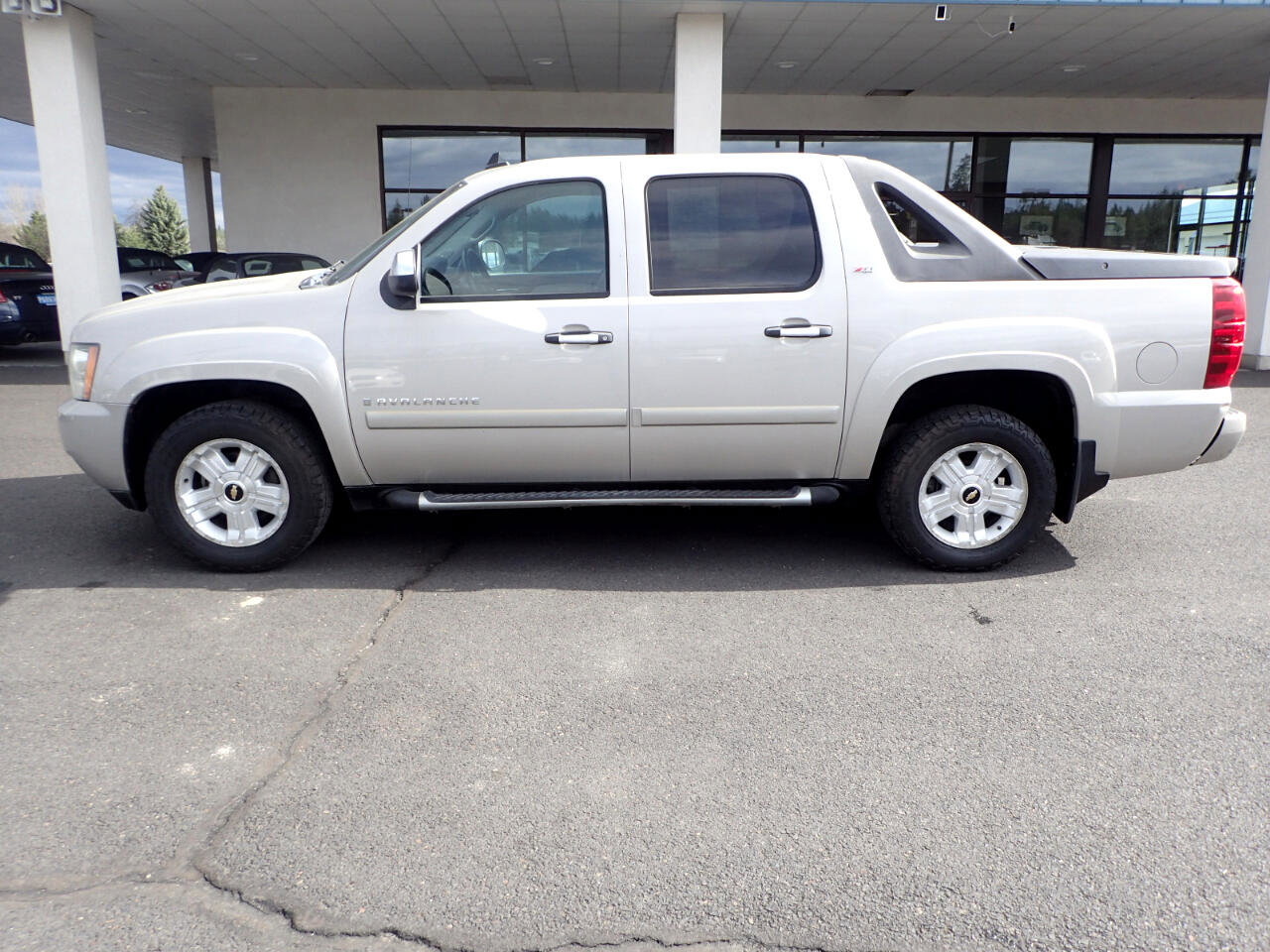 Used 2008 Chevrolet Avalanche LT AWD/4WD image 2