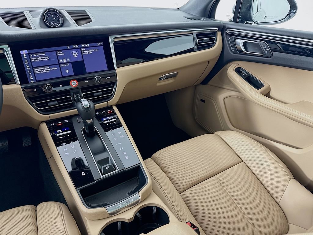 Certified 2025 Porsche Macan image 27