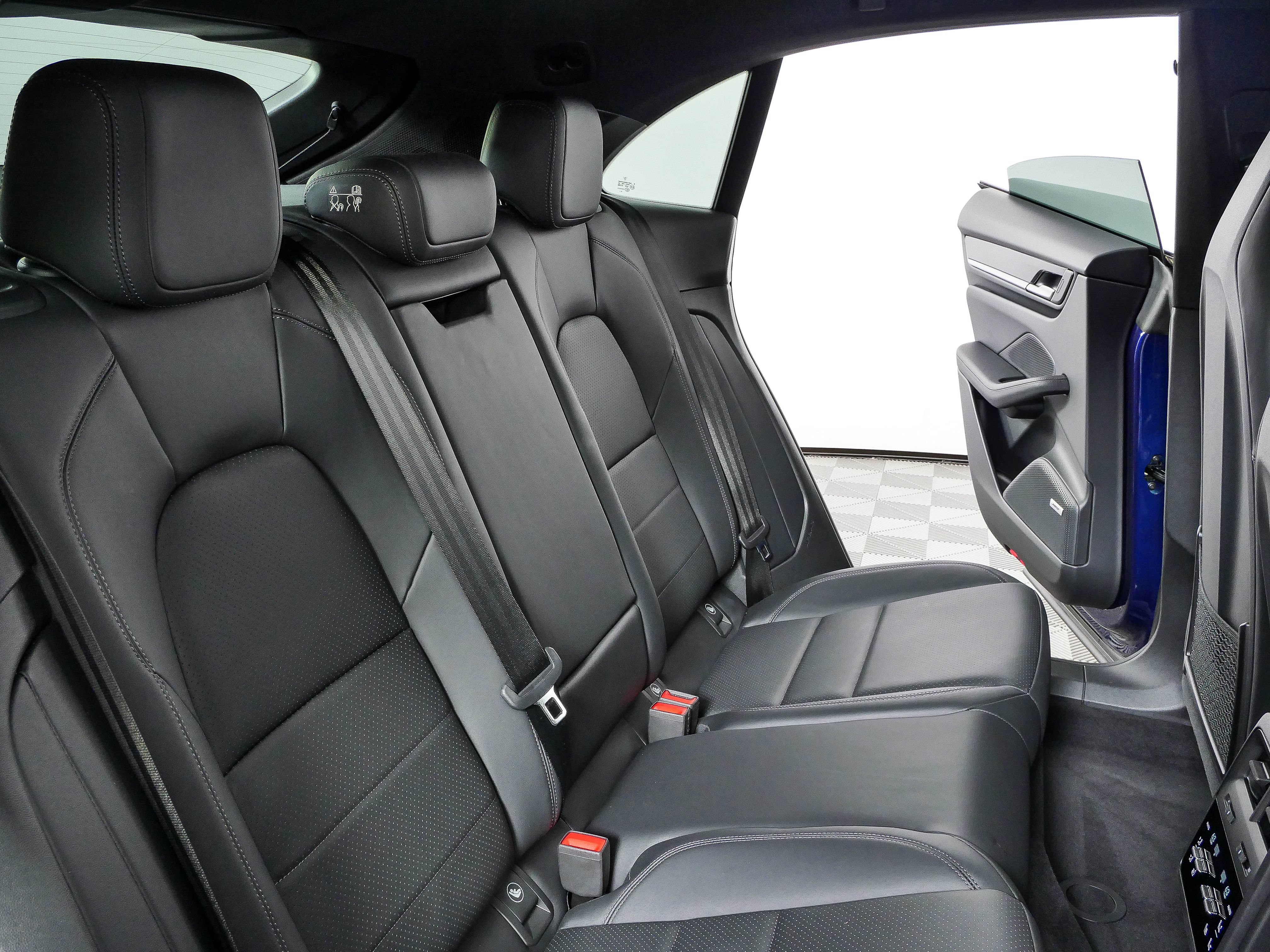 Certified 2025 Porsche Macan Electric RWD image 23