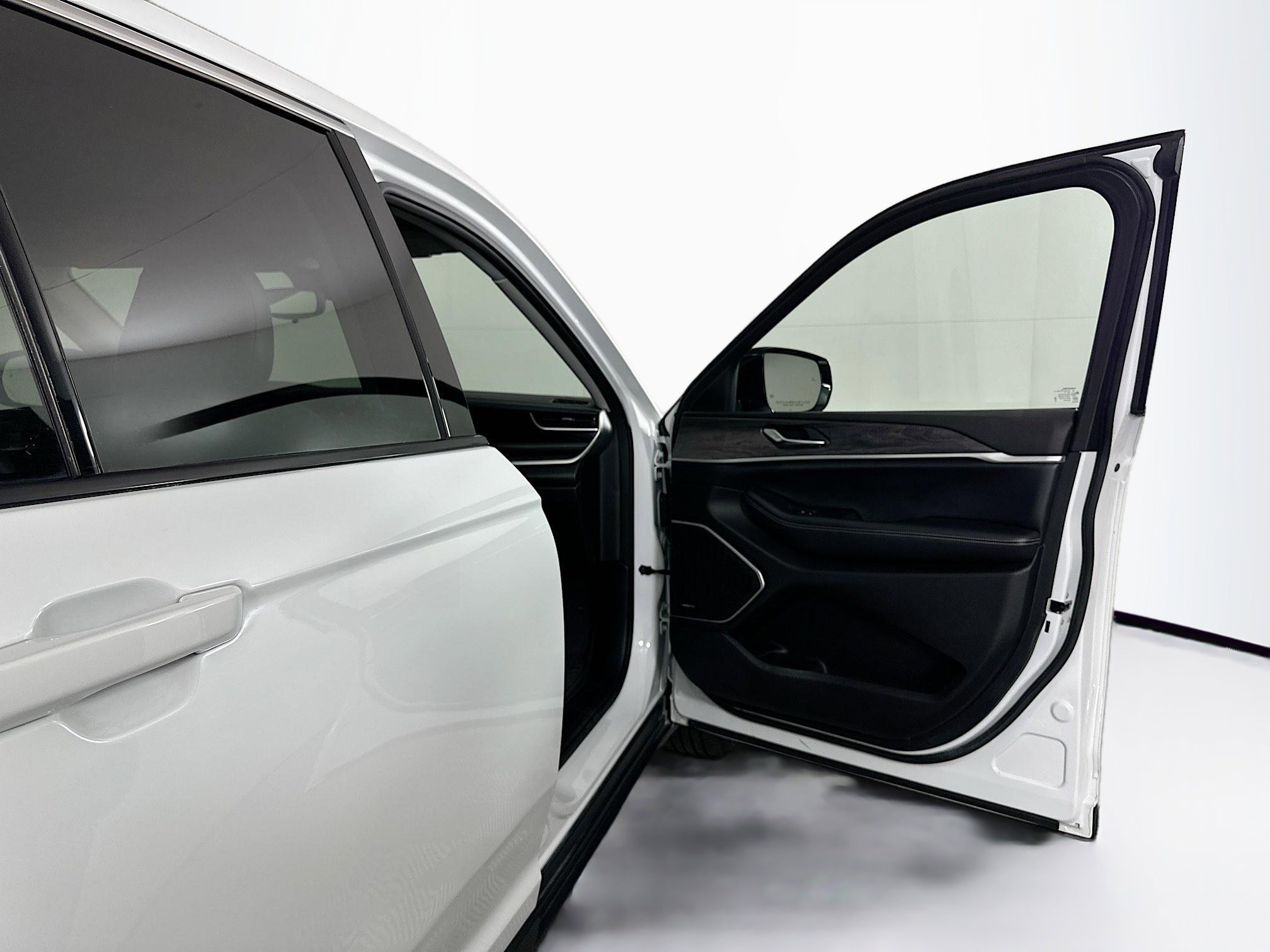 Used 2023 Jeep Grand Cherokee 4WD 4xe image 34