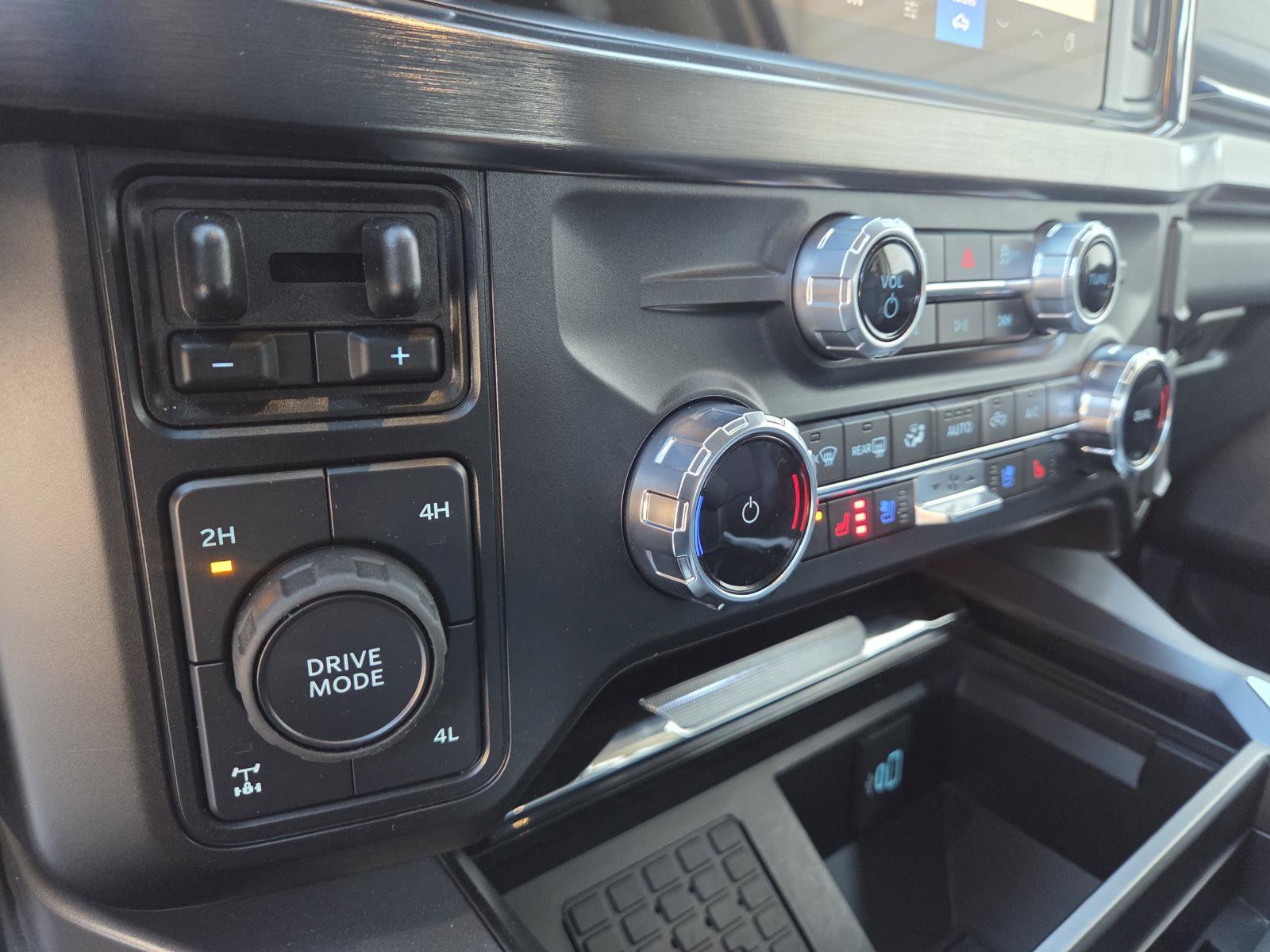 Used 2025 Ford F350 Lariat w/ Lariat Ultimate Package AWD/4WD image 17