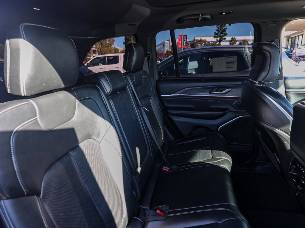 Used 2022 Jeep Grand Cherokee Overland w/ Luxury Tech Group IV image 18