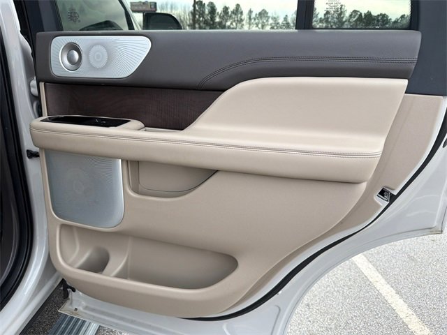 Used 2024 Lincoln Navigator Reserve image 16