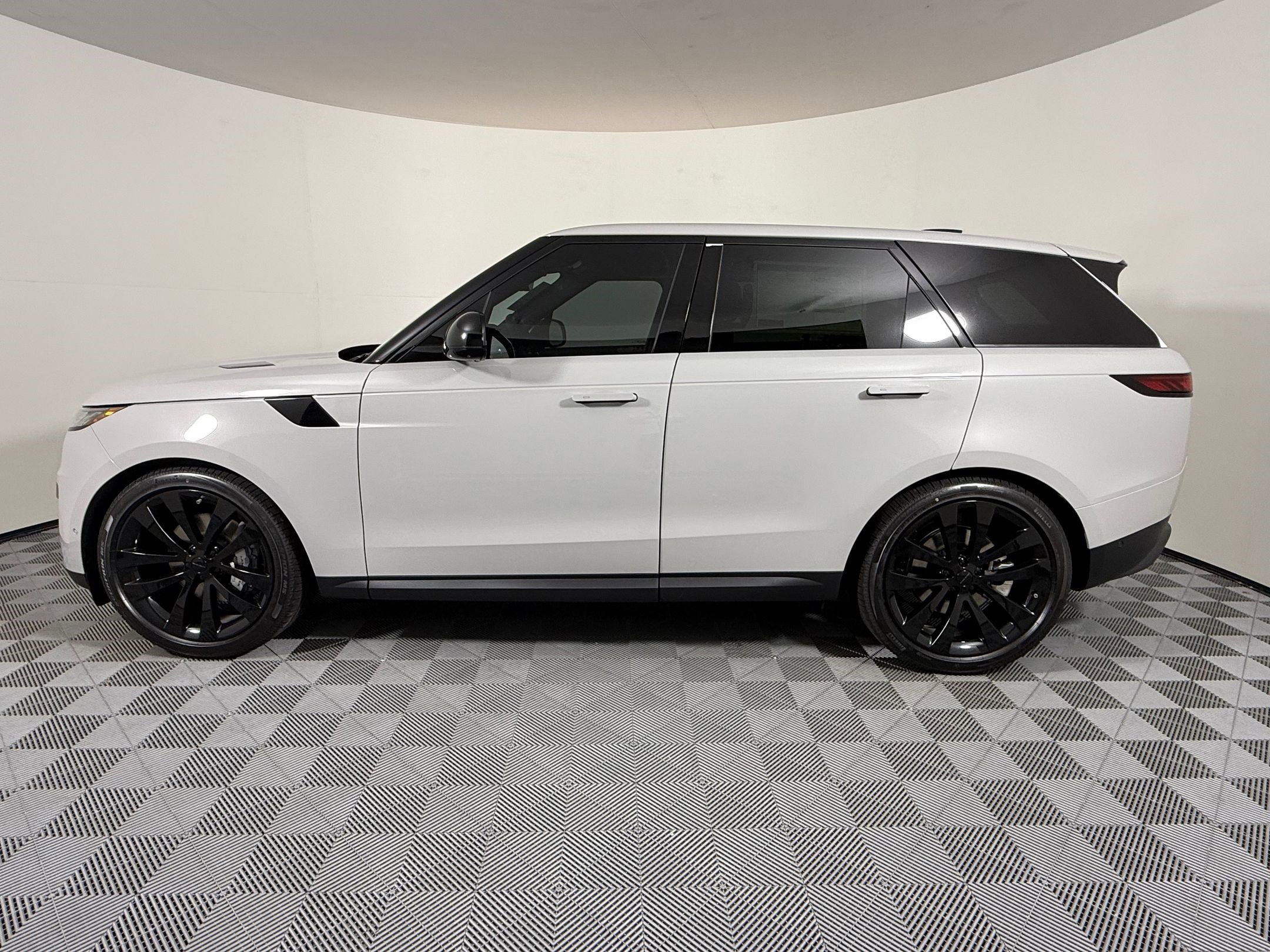 New 2026 Land Rover Range Rover Sport SE AWD/4WD image 2
