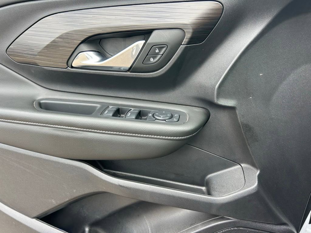 Used 2024 GMC Terrain SLE w/ Driver Convenience Package FWD image 9