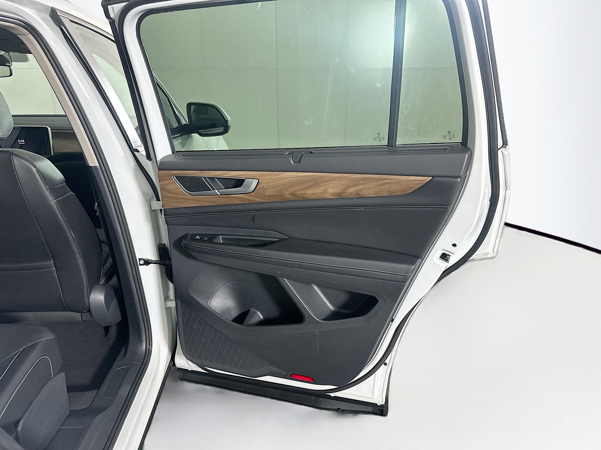 Used 2025 Volkswagen Atlas SE image 31