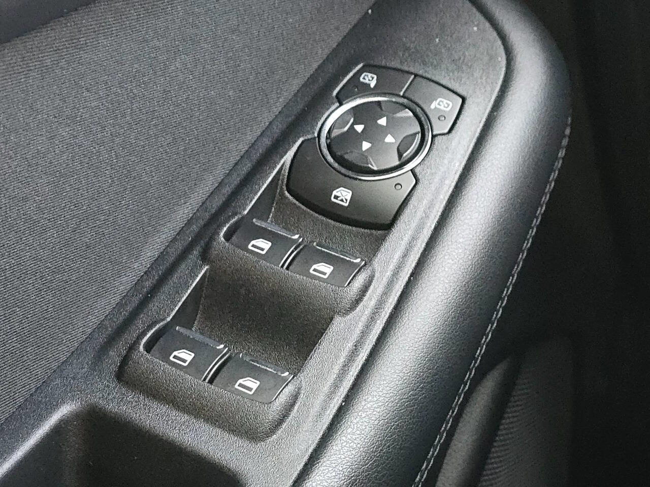 Used 2018 Ford Edge SE image 24