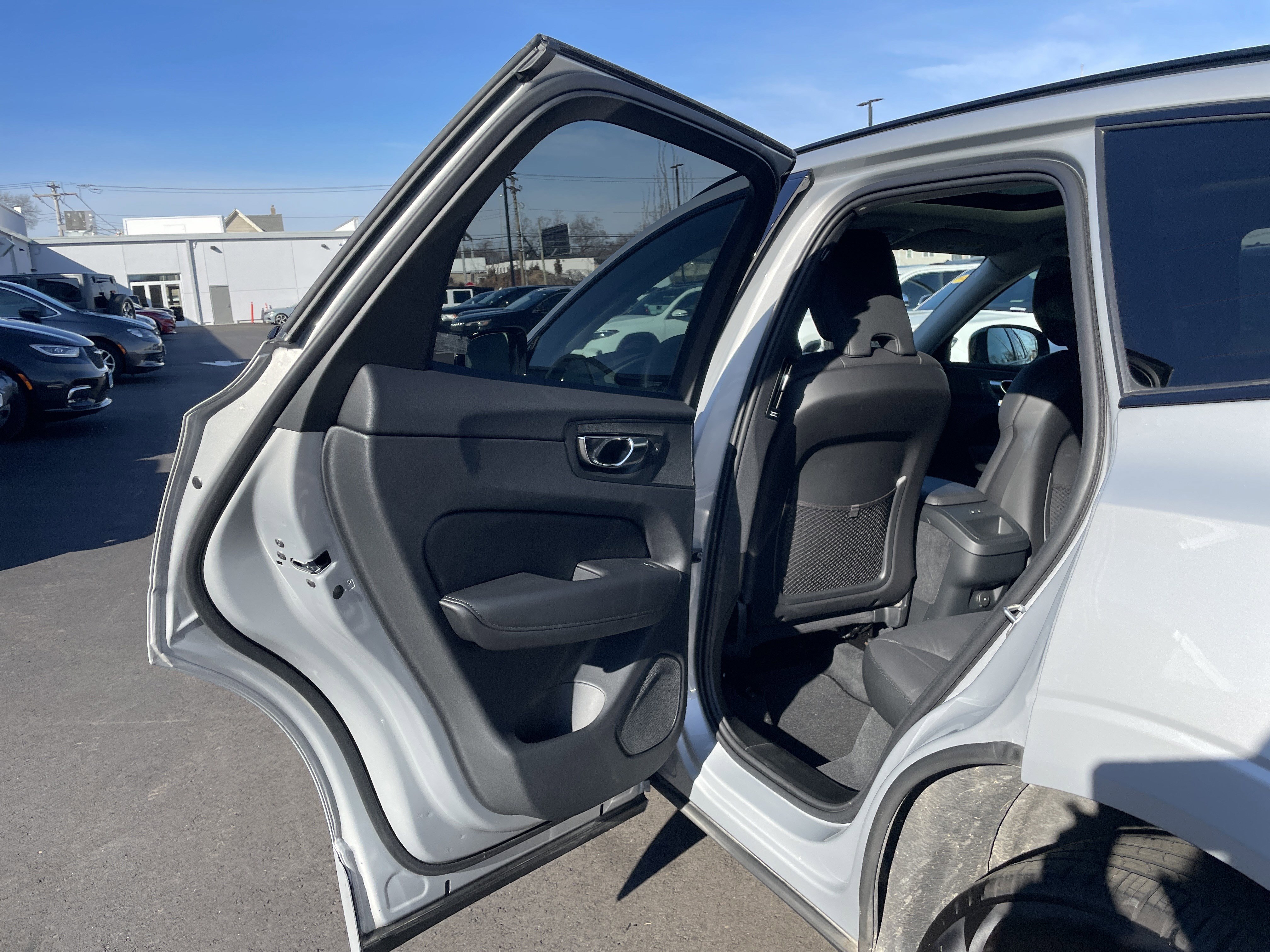 Used 2025 Volvo XC60 B5 Plus image 25