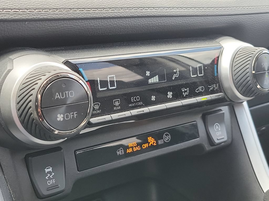 Used 2025 Toyota RAV4 XLE FWD image 31