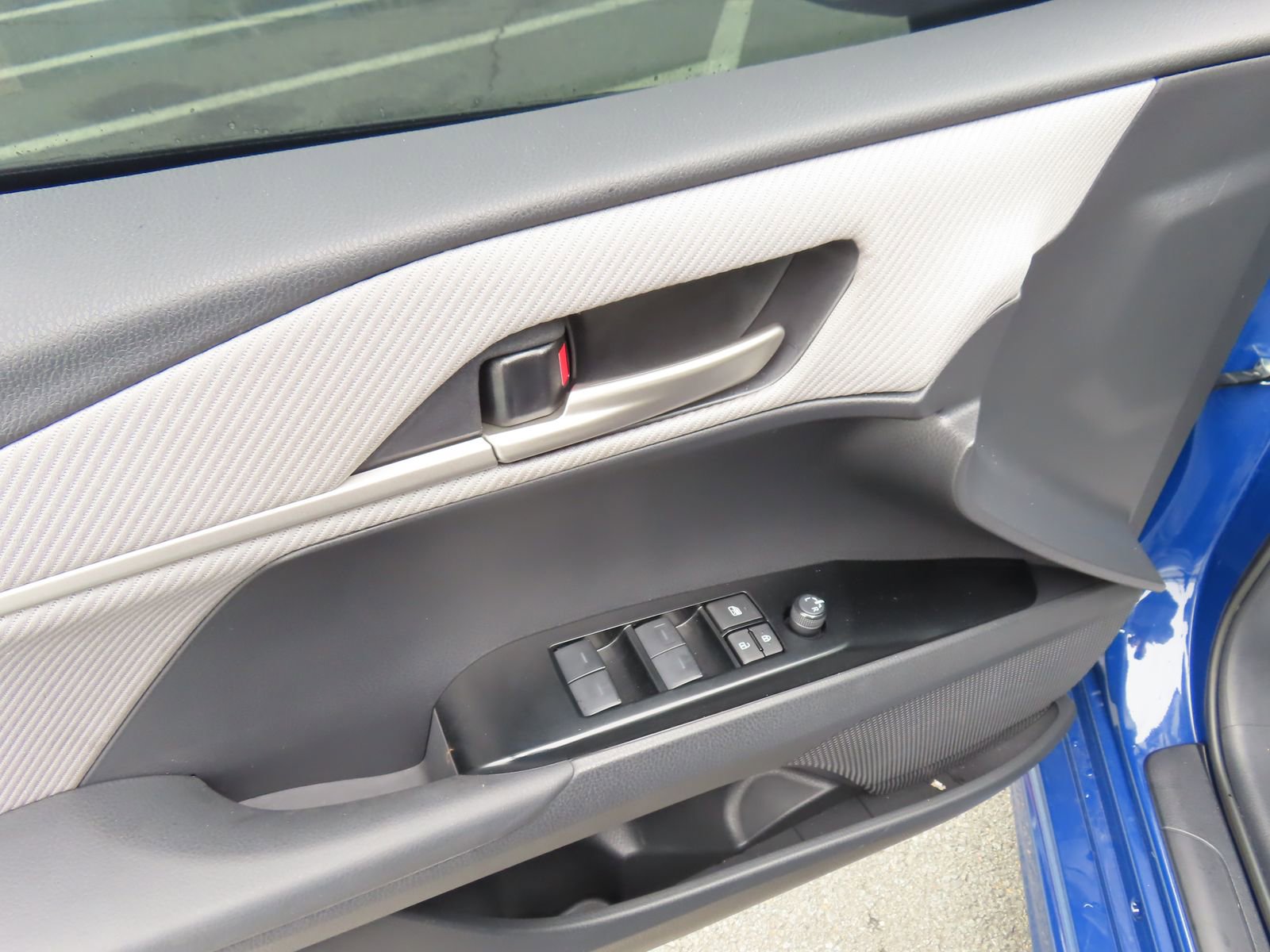 Used 2025 Toyota Camry SE w/ Multimedia Upgrade Package image 13