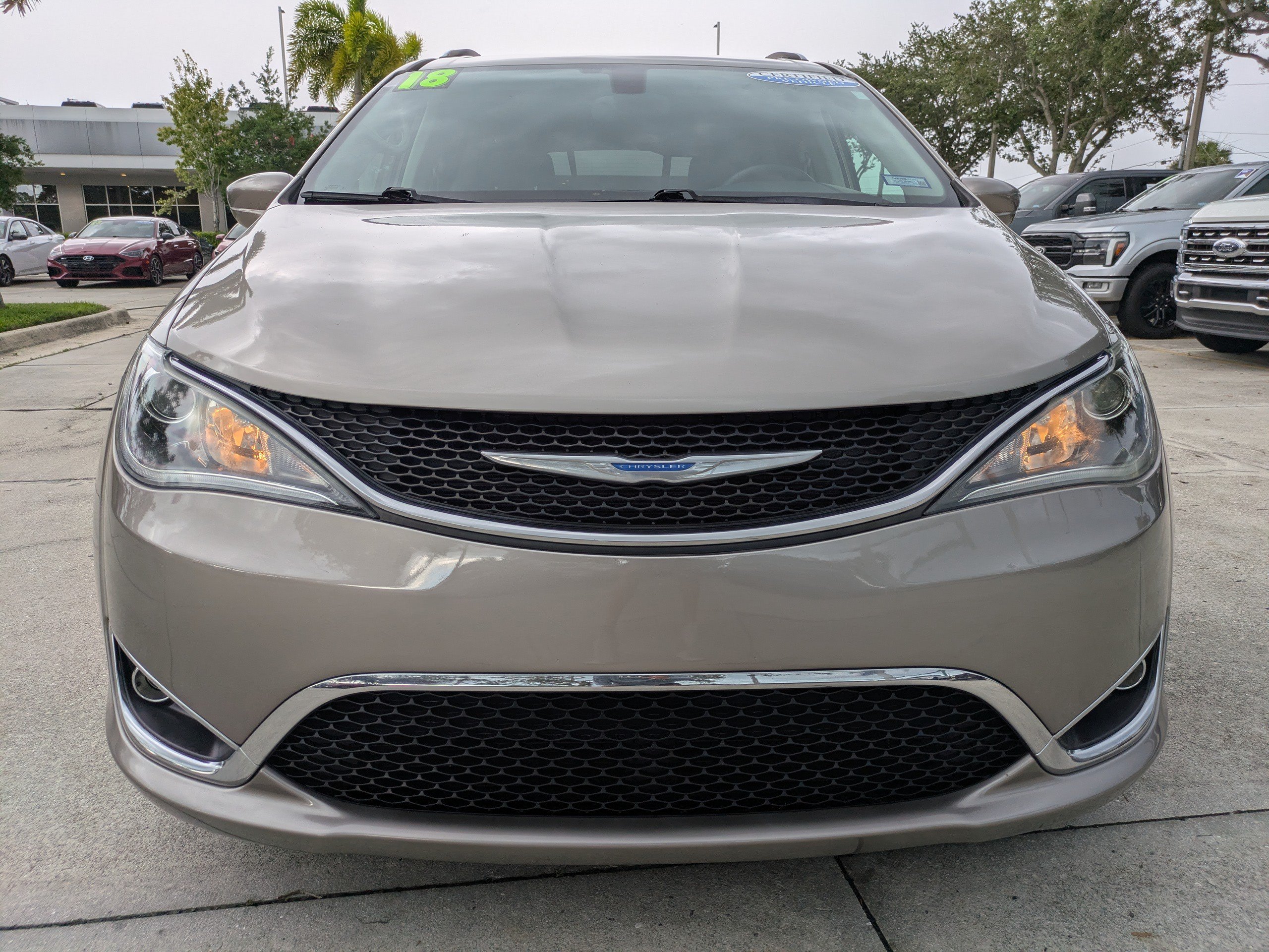 Used 2018 Chrysler Pacifica Touring-L FWD image 8