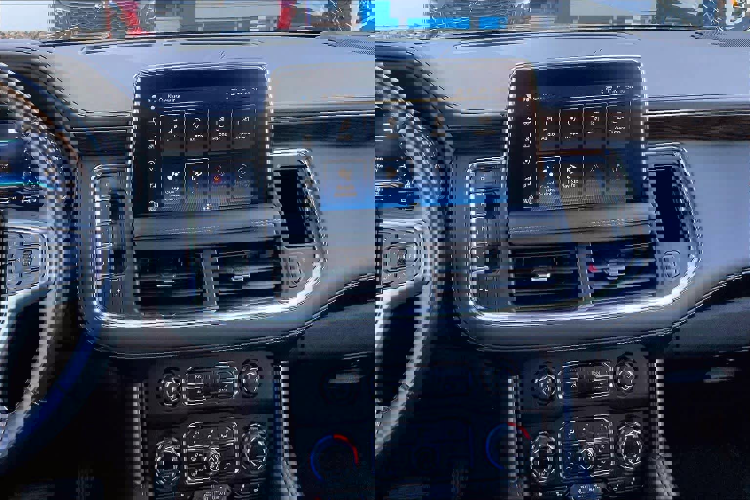 Used 2023 Chevrolet Suburban LT w/ Luxury Package image 6