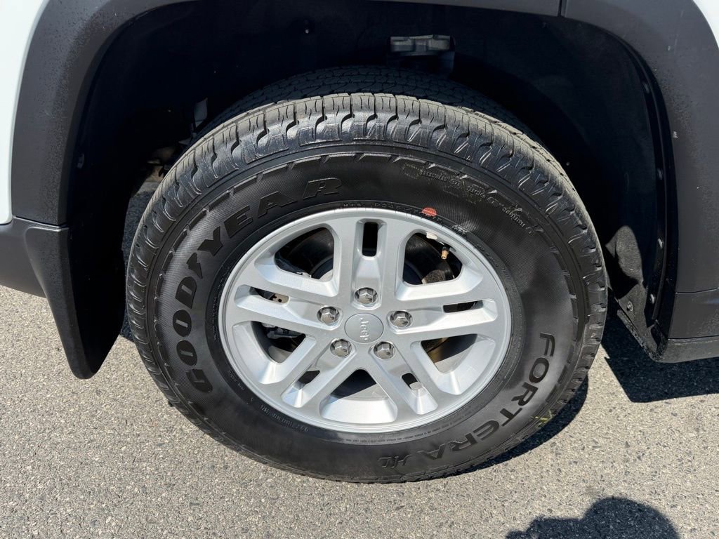 Certified 2024 Jeep Grand Cherokee Laredo w/ MOPAR Finishing Package RWD image 15