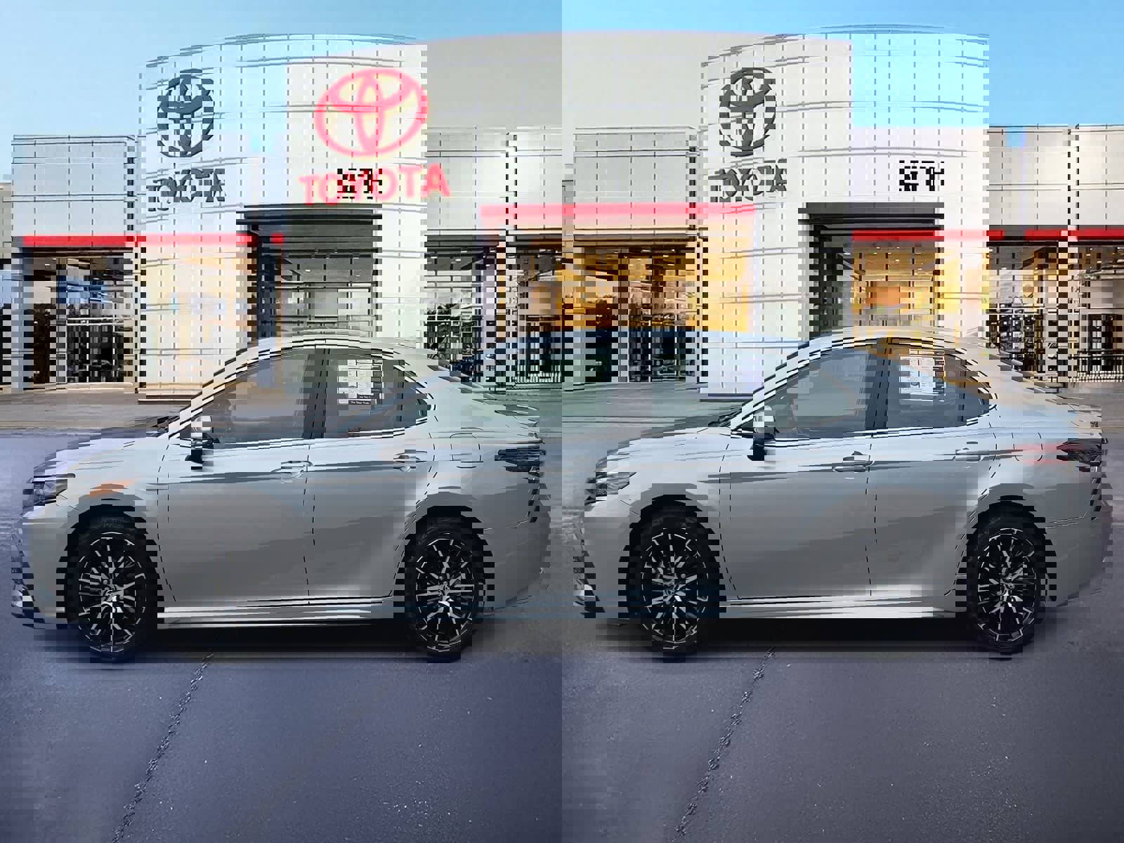 Used 2024 Toyota Camry SE image 8