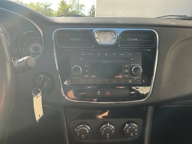 Used 2011 Chrysler 200 Limited FWD image 17