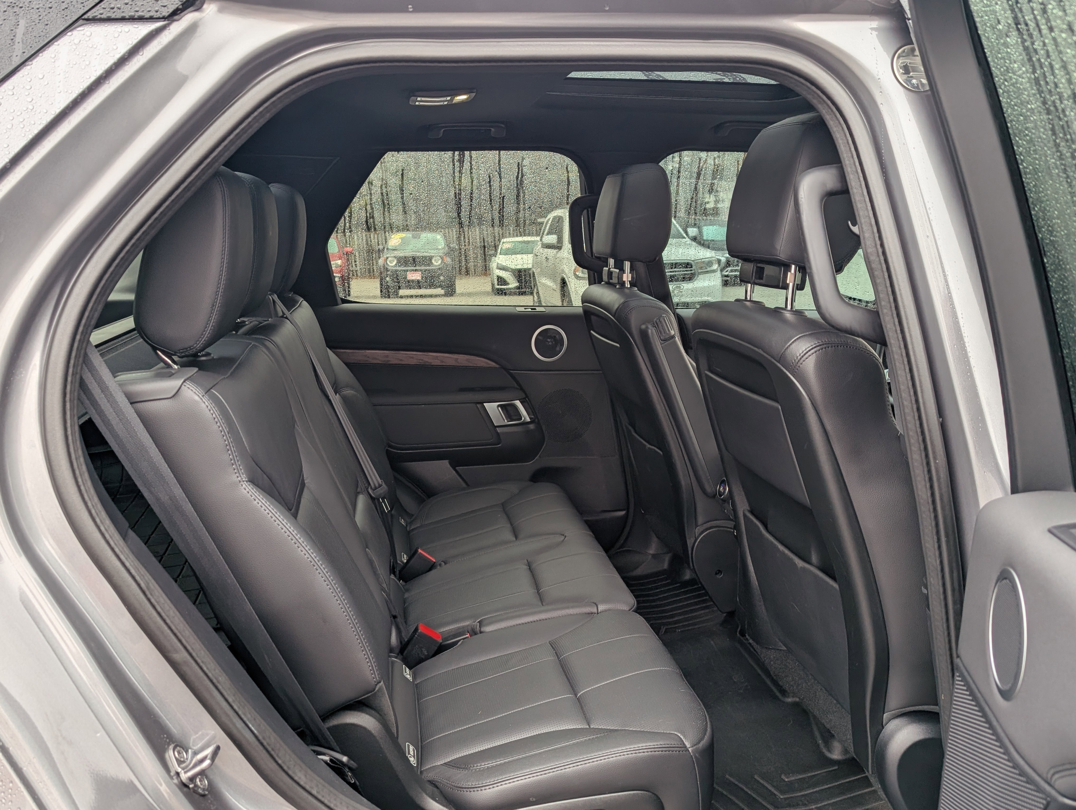 Used 2020 Land Rover Discovery HSE image 12