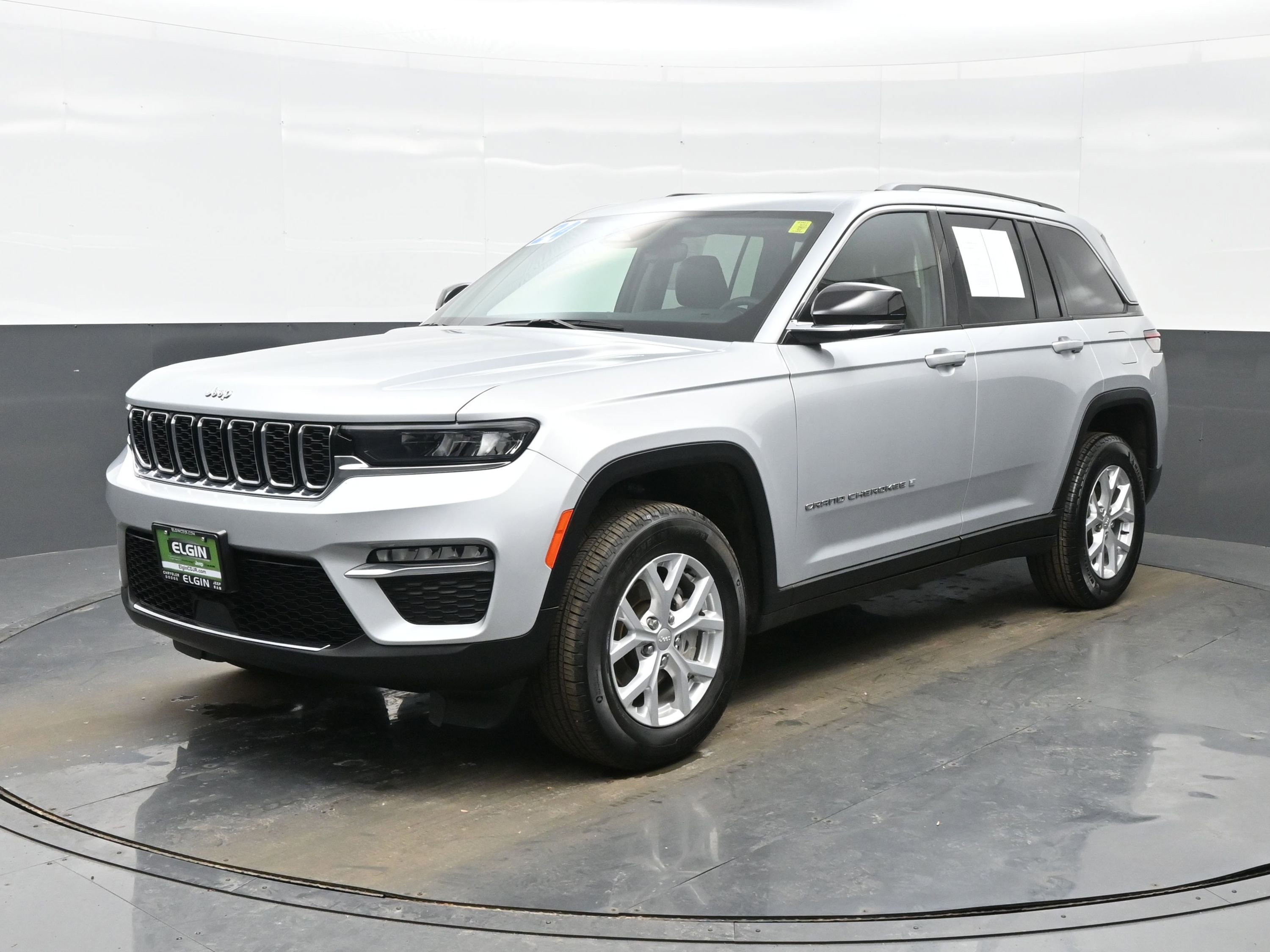 Used 2024 Jeep Grand Cherokee Limited image 2