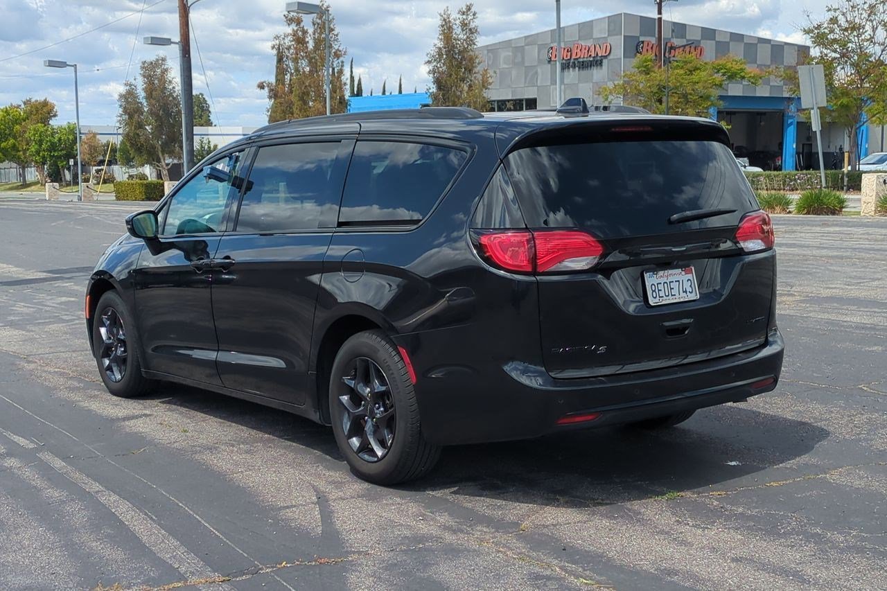 Used 2018 Chrysler Pacifica Limited image 8