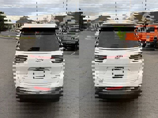 Used 2023 Jeep Grand Cherokee L Laredo image 7