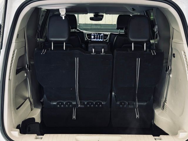 Used 2023 Chrysler Pacifica Touring-L FWD image 10