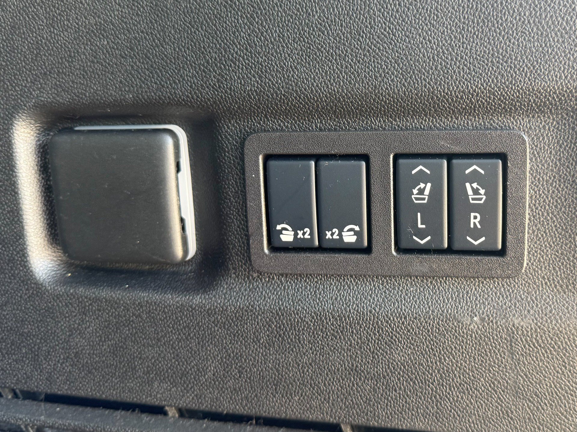 Used 2025 GMC Yukon XL Denali Ultimate w/ LPO, Floor Liner Package AWD/4WD image 26