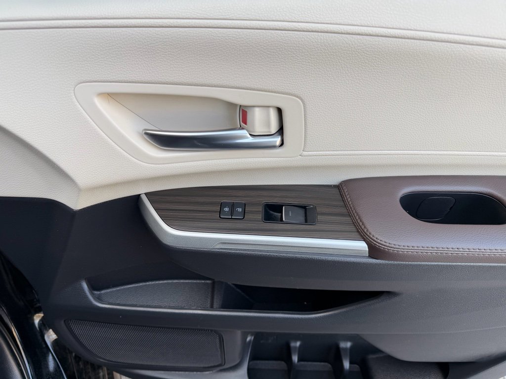 Used 2022 Toyota Sienna Platinum w/ Protection Package (TMS) image 35