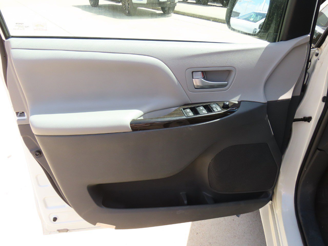 Used 2016 Toyota Sienna XLE FWD image 25