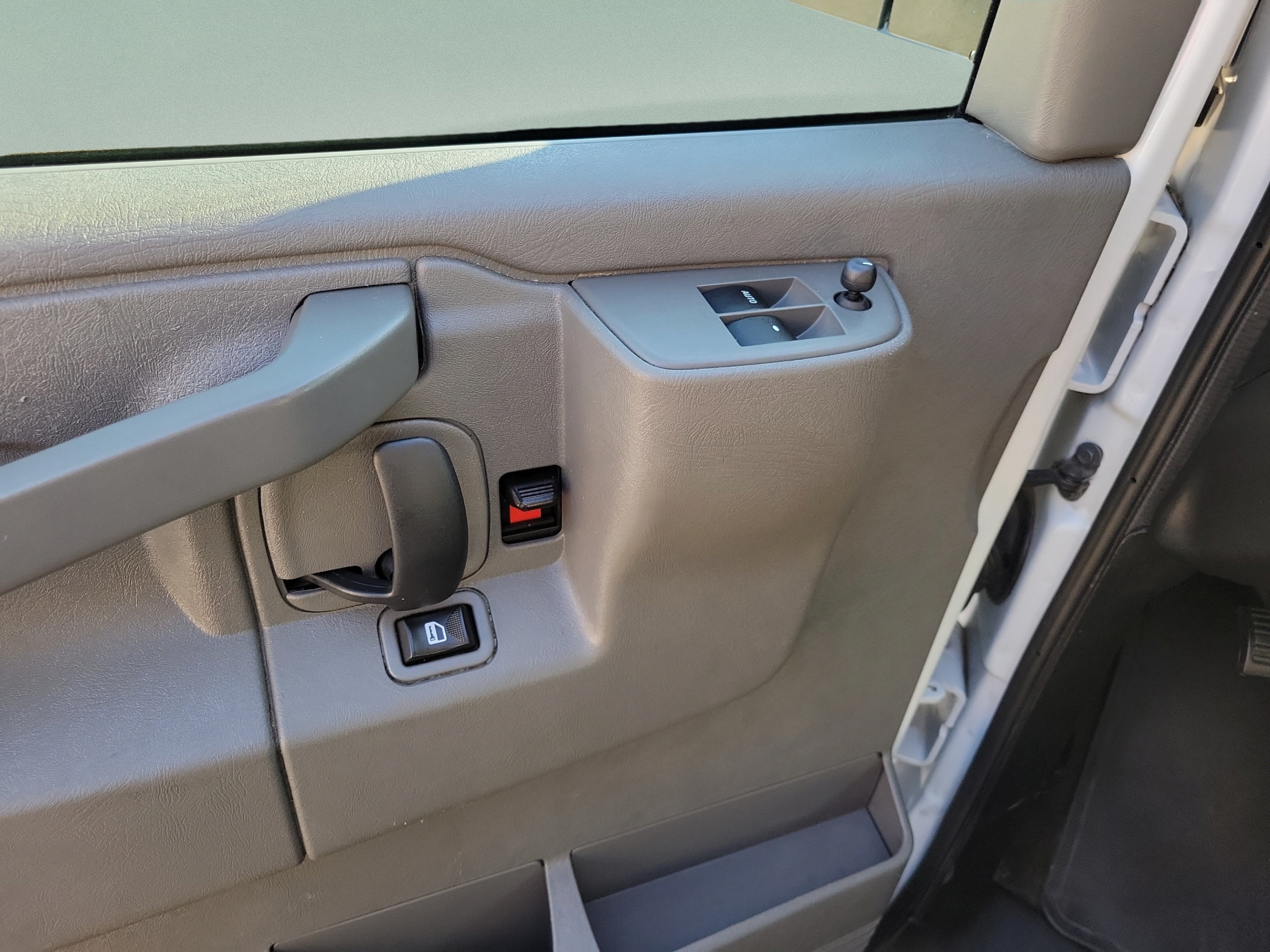 Used 2018 Chevrolet Express 3500 LT w/ LT Preferred Equipment Group RWD image 8