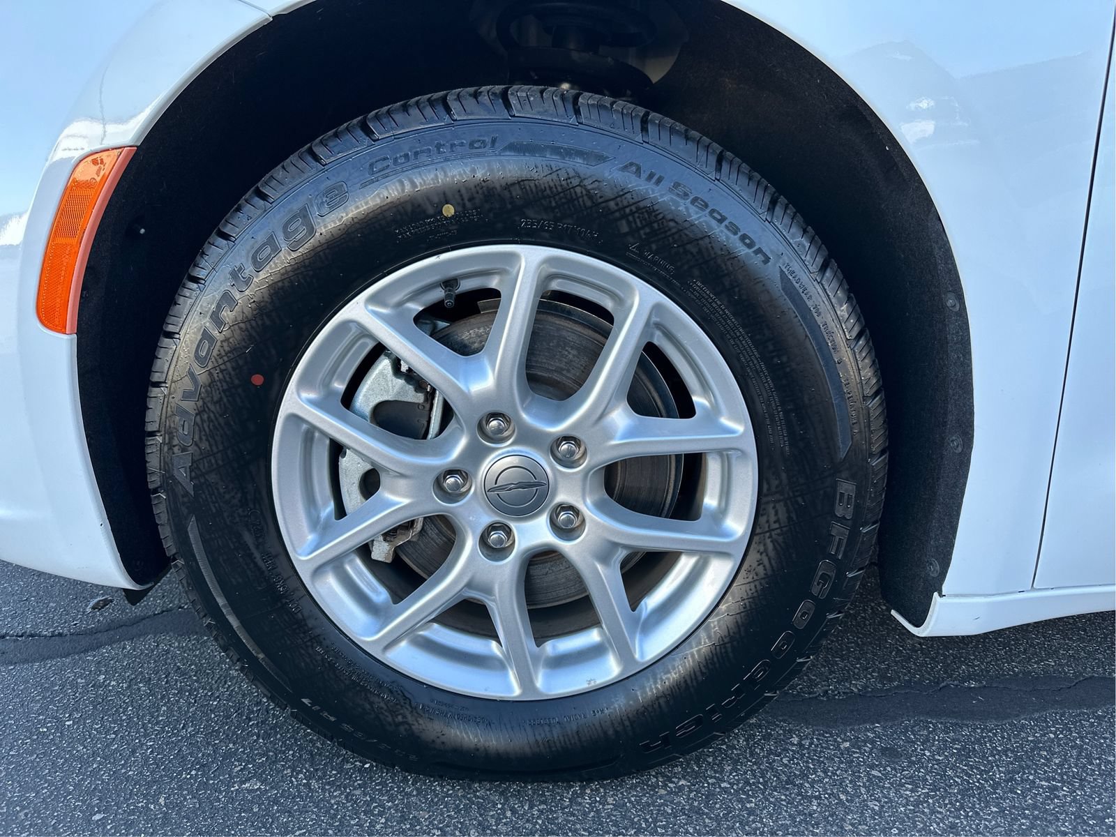 Used 2023 Chrysler Pacifica Touring-L FWD image 24