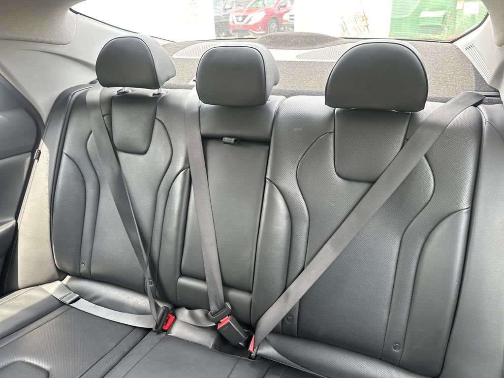 Used 2025 Hyundai Elantra Limited FWD image 18