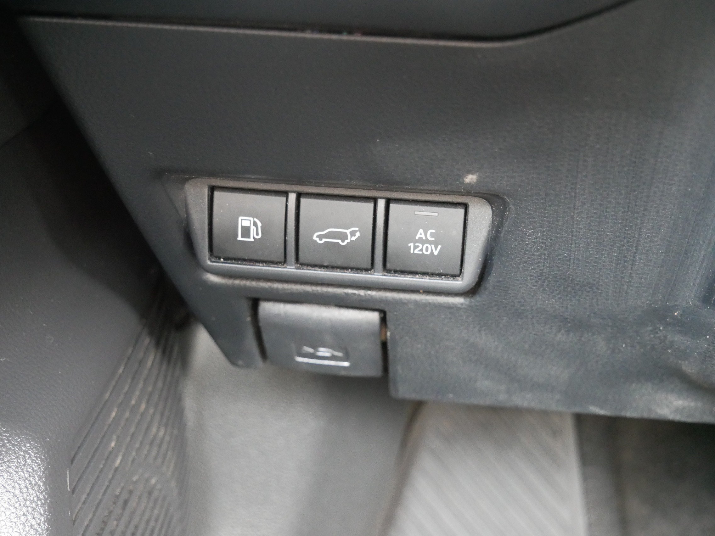 Used 2024 Toyota Prius Prime Premium w/ Advanced Technology Package FWD image 27