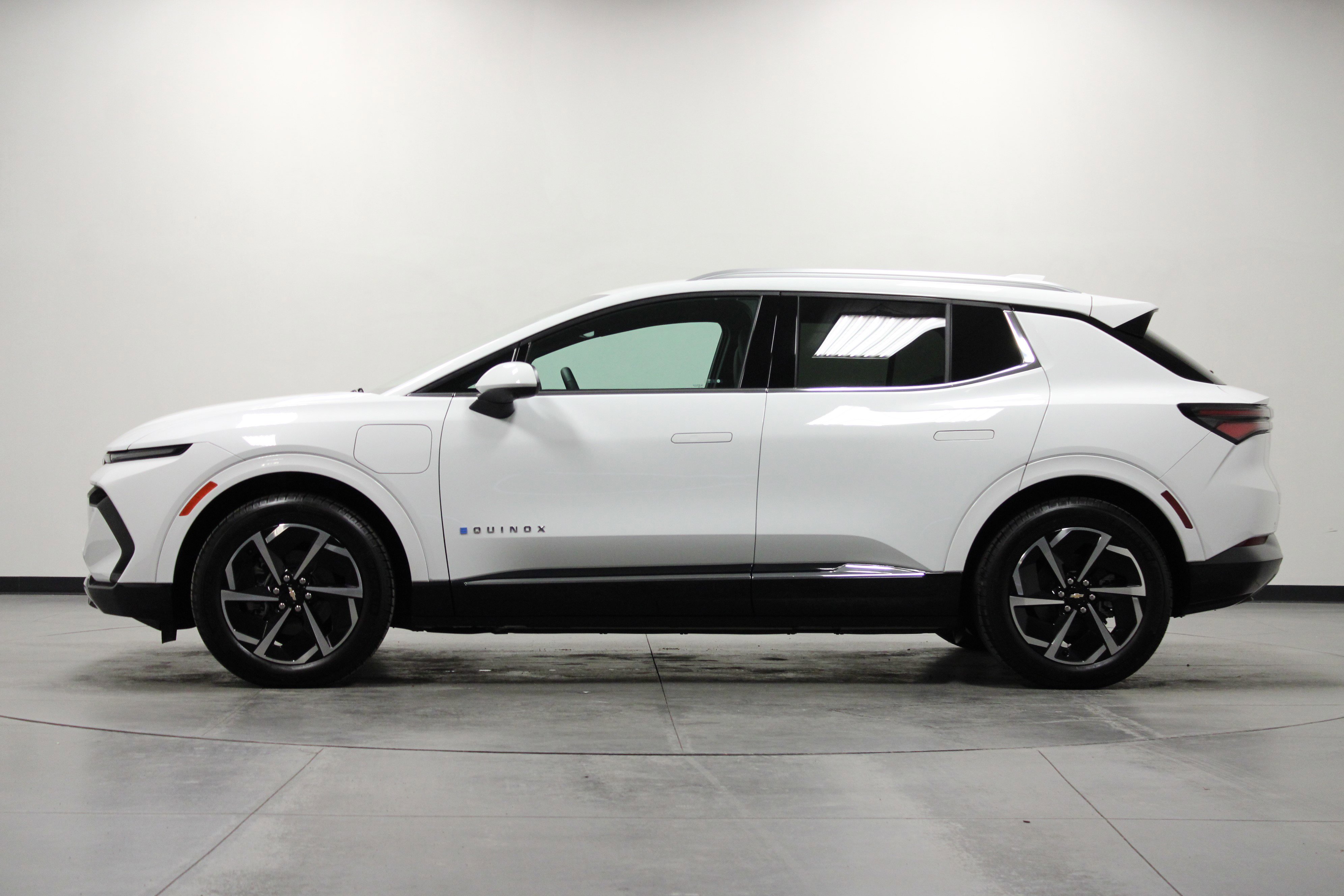 Used 2025 Chevrolet Equinox EV LT w/ Convenience Package image 7