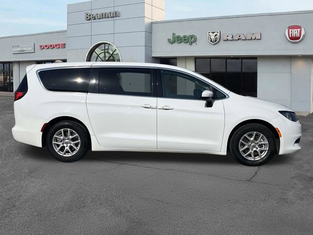 Used 2023 Chrysler Voyager LX FWD image 8