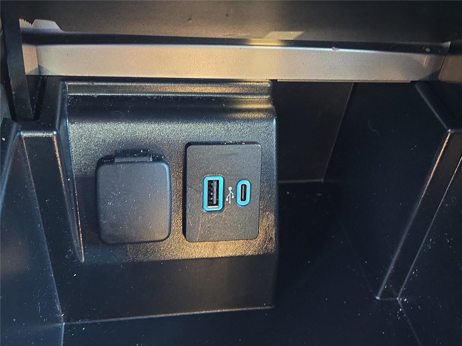 Used 2022 Ford Explorer XLT w/ Equipment Group 202A image 9