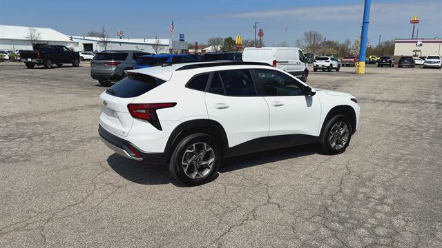 Used 2024 Chevrolet Trax LT w/ Driver Confidence Package FWD image 8