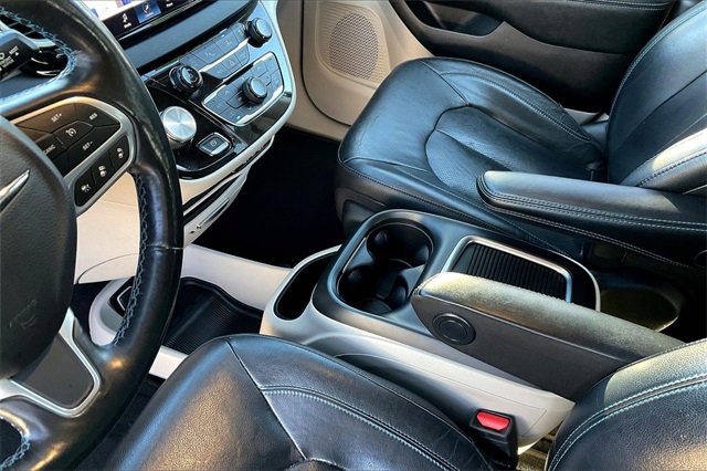 Used 2021 Chrysler Pacifica Touring-L image 14