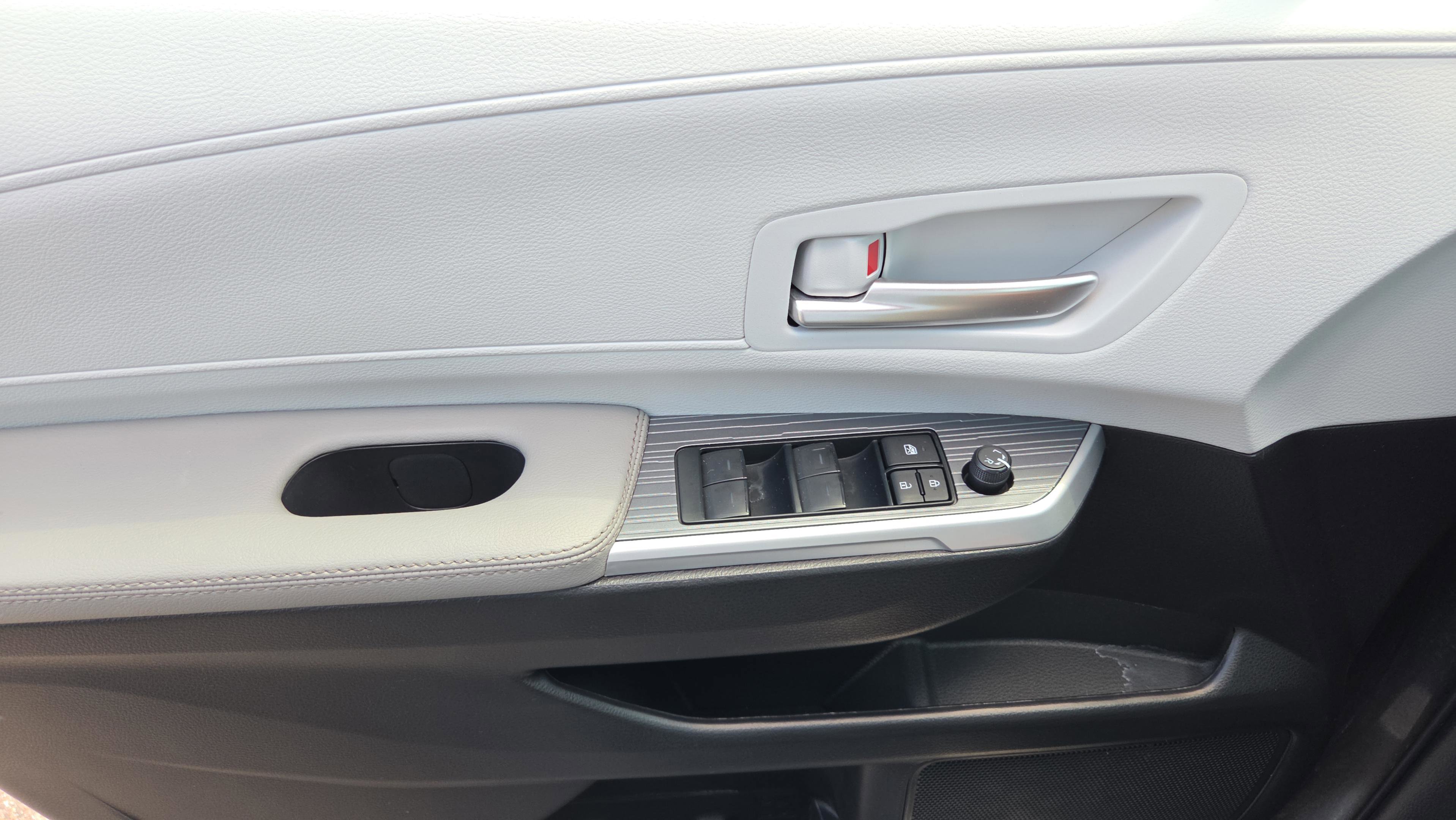 Used 2025 Toyota Sienna XLE image 19